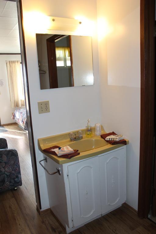 Raval Paradise Motel And Rv Park Youngstown Екстериор снимка