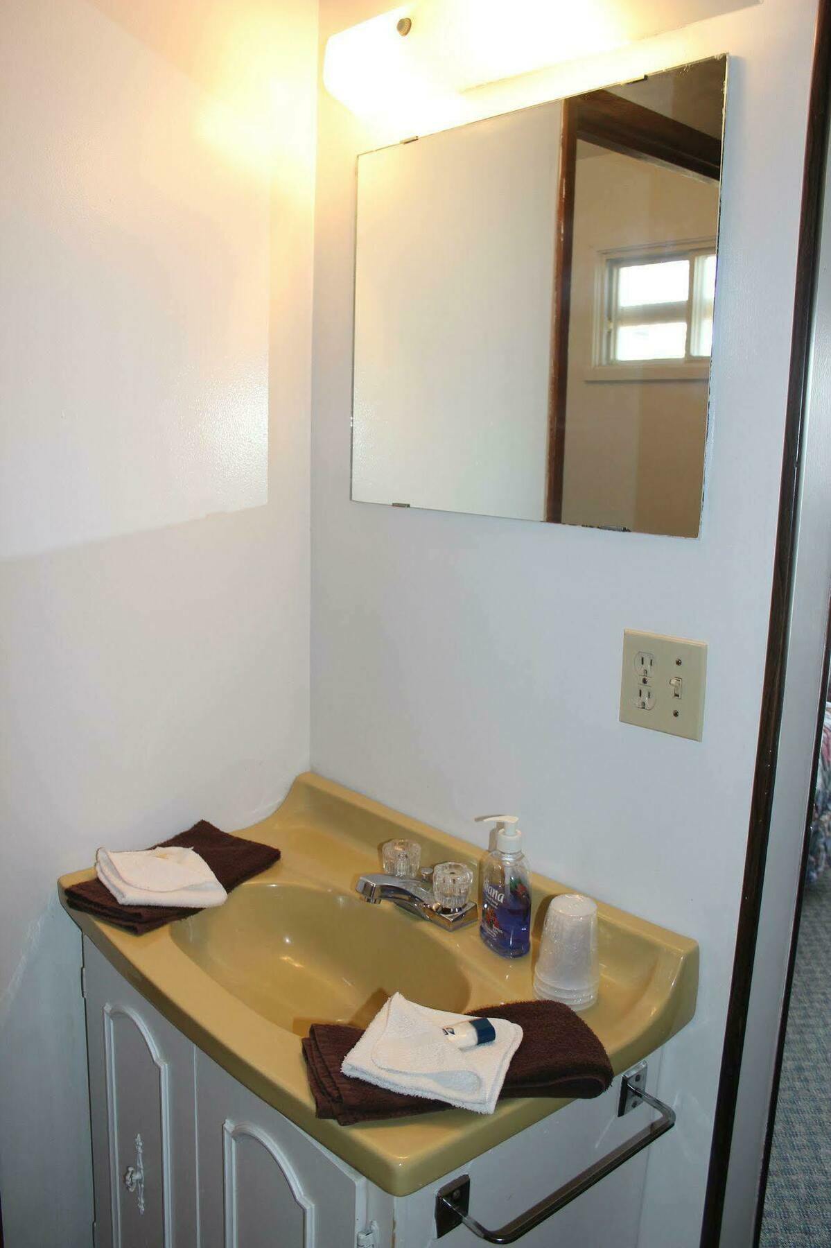 Raval Paradise Motel And Rv Park Youngstown Екстериор снимка