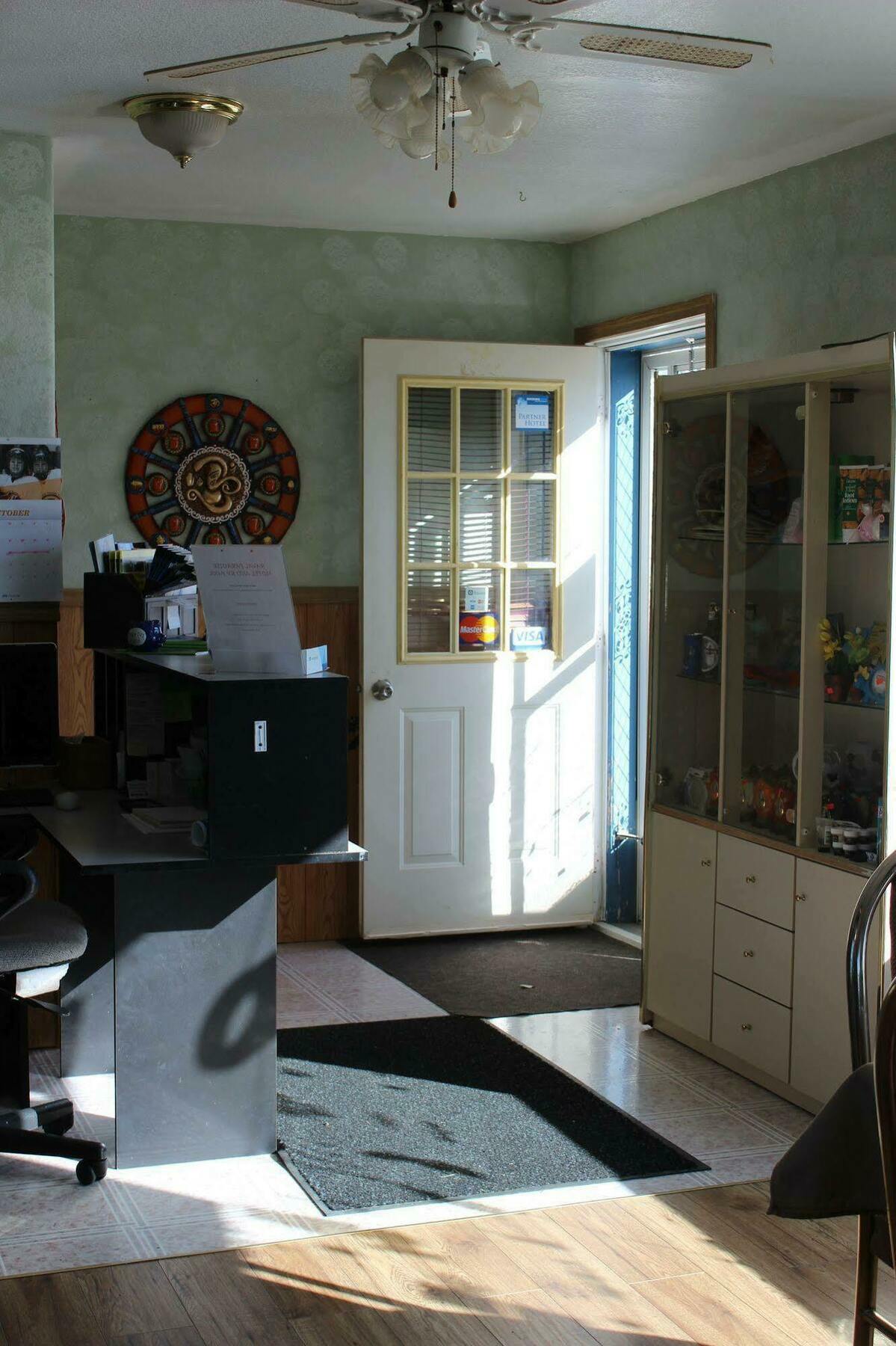 Raval Paradise Motel And Rv Park Youngstown Екстериор снимка